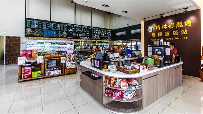 芎林农会农民直销站，因靠近国3芎林交流道，假日都吸引游客休憩採购农特产品。（罗浚滨摄）