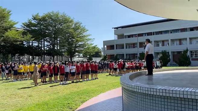 今天是国家防灾日，9时21分警报声响起，台东校园师生迅速避难逃生。（蔡旻妤摄）