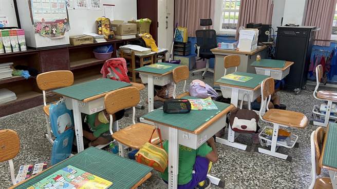 今天是国家防灾日，9时21分警报声响起，台东校园师生迅速避难逃生。（蔡旻妤摄）