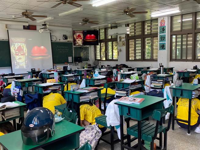 今天是国家防灾日，9时21分警报声响起，台东校园师生迅速避难逃生。（蔡旻妤摄）