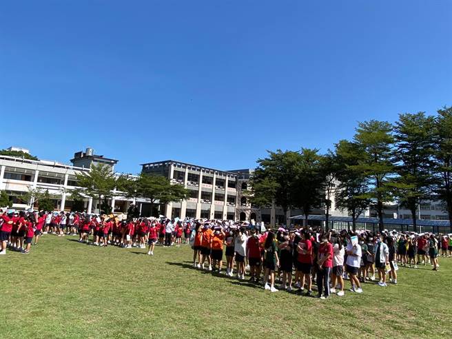 今天是国家防灾日，9时21分警报声响起，台东校园师生迅速避难逃生。（蔡旻妤摄）