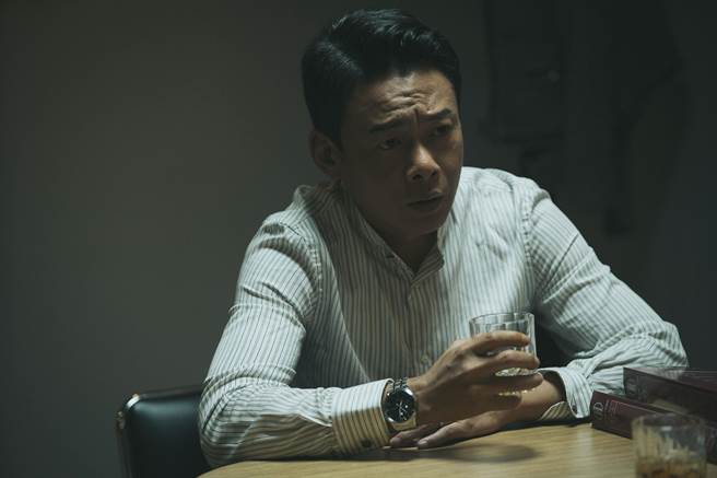 李康生在片中饰演补习班狼师。（传影互动提供）