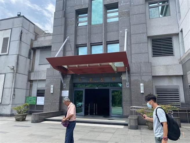 花莲凤林镇一名许姓里长参选人涉嫌以「免费洗车」行贿，经检调传讯调查，昨以3万元交保，是花莲首起执行搜索的查贿案。（罗亦晽摄）