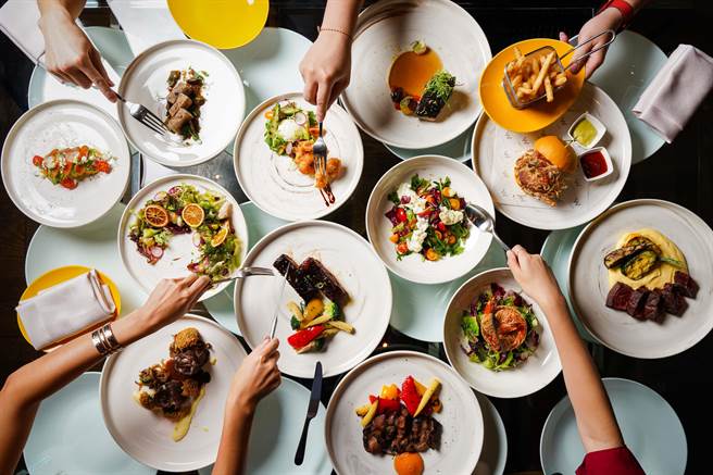 台北W饭店推全新餐期「灶．聚House of Chefs」 the kitchen table西餐厅15位厨师连袂献艺。（台北Ｗ饭店提供）