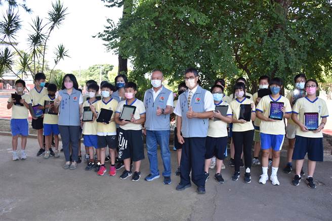 苗栗县政府採购大量平板电脑发放至各校使用。（谢明俊摄）