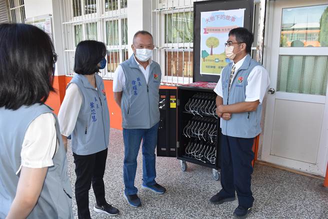 苗栗县政府採购大量平板电脑发放至各校使用，并有集中充电器同时可供30部平板电脑同时充电。（谢明俊摄）