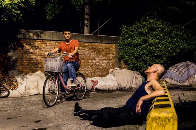 黄劭扬（左）意外见到父亲林鉅无法行动的模样。（瀚草影视提供）