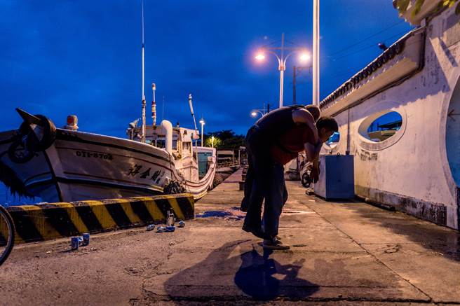 黄劭扬（右）在片中背起林鉅，开始一段回家的路程。（瀚草影视提供）