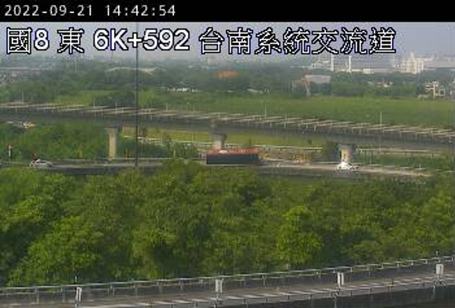 国1接国8匝道货柜车翻覆！ 阻碍通行封闭出口。（翻摄高速公路1968）