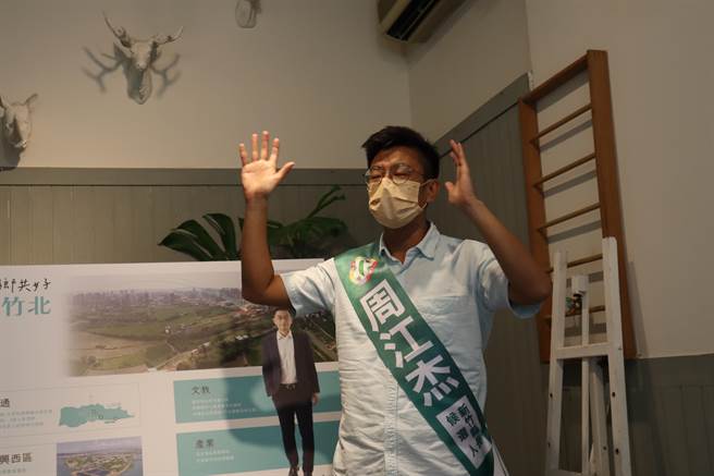 民進黨籍新竹縣長參選人周江杰批評新竹縣長楊文科的台知與科三是粉紅泡泡。（邱立雅攝）