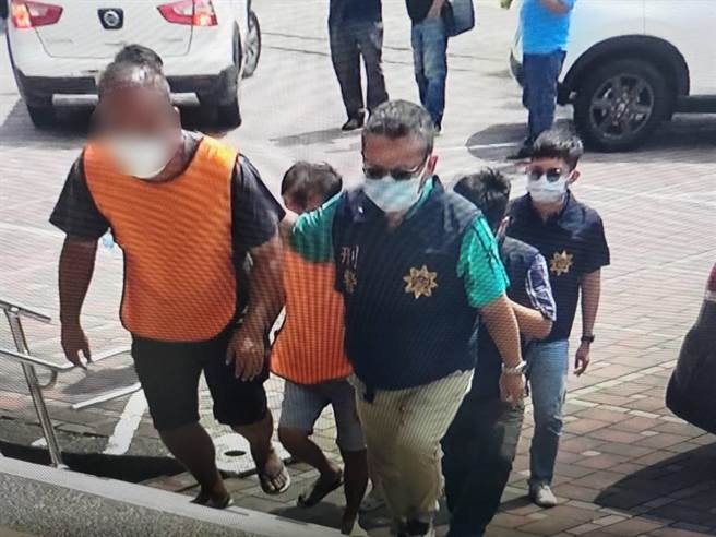 专案小组循线侦破何姓嫌疑人等组成的掩埋废弃物集团，依法侦办。（翻摄照片／林瑞益高雄传真）