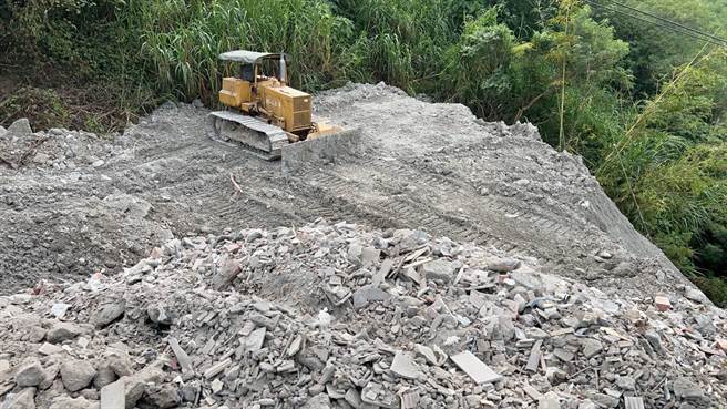 专案小组侦破掩埋废弃物案，图为掩埋现场。（翻摄照片／林瑞益高雄传真）