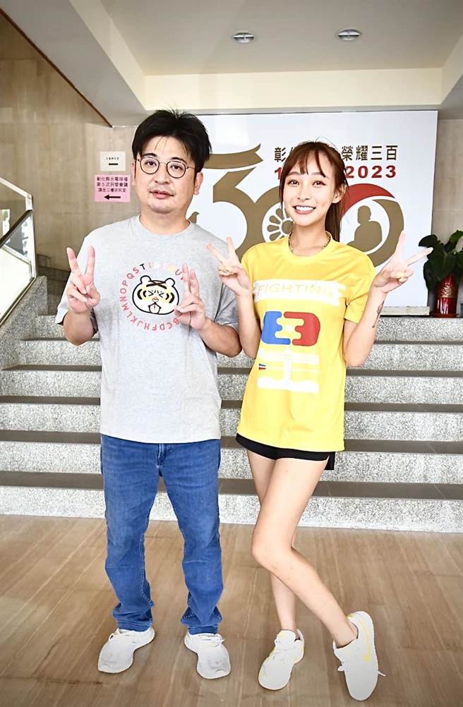 议长谢典林也在脸书贴上与人气拉拉队员林襄合照，直呼「真襄」。（谢典林提供／吴建辉彰化传真）