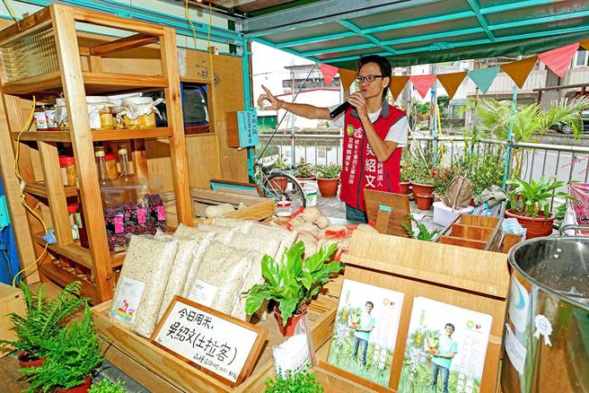 以無黨籍參選宜蘭縣員山鄉選區縣議員的吳紹文，因酒駕未執行罰鍰而失去參選資格，圖為吳紹文參選立委時活動照片。（本報資料照片）