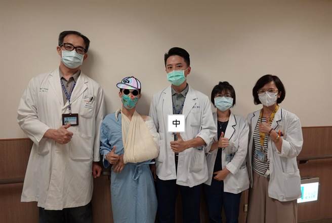 越南移工小南 (左二)左手臂遭機器整個扯斷，經中國附醫醫療團隊搶救，不但保住生命，更將斷臂接回。（中國附醫提供／馮惠宜台中傳真）