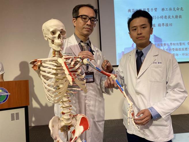 中國附醫骨科部顯微肢體重建團隊在主任邱詠証（左）與醫師王韋智等人合作搶救下，將移工斷臂重新接回。（馮惠宜攝）
