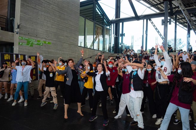 林姿妙县长以行动支持宜兰青年投入健康休閒运动，透过举办街头文化艺术节，推展青年交流，鼓励年轻人尽情展现热情与活力。（宜兰县政府提供）