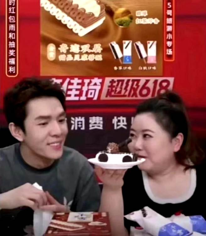 大陆网红李佳琦因卖坦克蛋糕被禁播109天。（摘自推特）