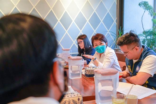 争取连任的台中市长卢秀燕(右二)及市议员黄健豪(右)、张廖乃纶(右三)与台中在地高中生面对面，表达力挺18岁公民权。(卢秀燕总部提供／林欣仪台中传真)