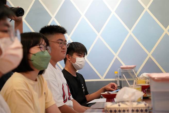 台中在地高中生表达对18岁公民权的看法，邀请卢秀燕表态并陪同宣传。(卢秀燕总部提供／林欣仪台中传真)