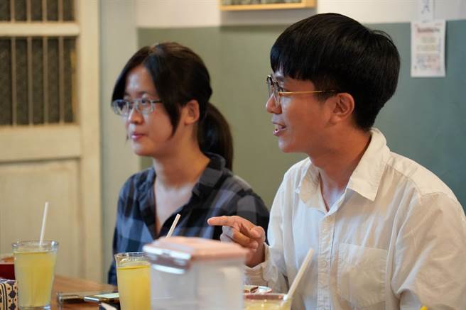 台中在地高中生表达对18岁公民权的看法，邀请卢秀燕表态并陪同宣传。(卢秀燕总部提供／林欣仪台中传真)