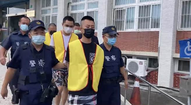 南二监大门外黑衣人高调接风还呛警，警方已带回12人、主嫌仍未到案。（读者提供／张毓翎台南传真）