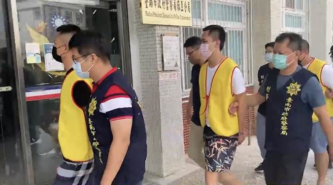 南二监大门外黑衣人高调接风还呛警，警方已带回12人、主嫌仍未到案。（读者提供／张毓翎台南传真）