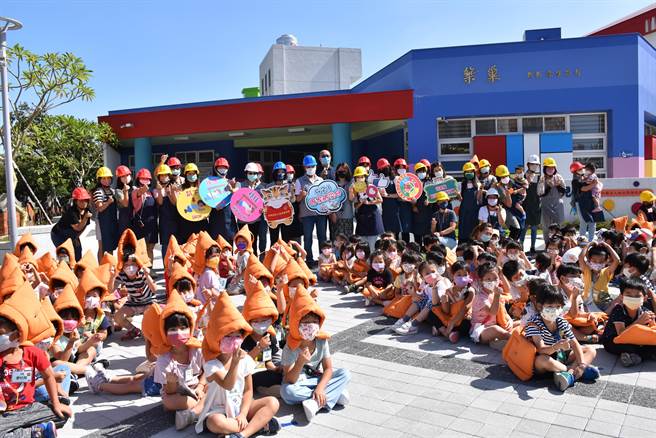 苗栗县长徐耀昌21日赴头份后庄非营利幼儿园陪小朋友演练防灾应变。（谢明俊摄）
