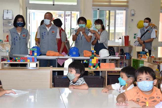 苗栗县长徐耀昌21日赴头份后庄非营利幼儿园陪小朋友演练防灾应变。（谢明俊摄）