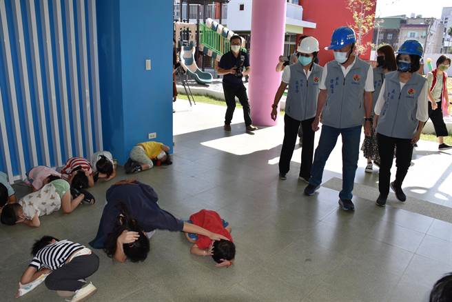 苗栗县长徐耀昌21日赴头份后庄非营利幼儿园陪小朋友演练防灾应变。（谢明俊摄）