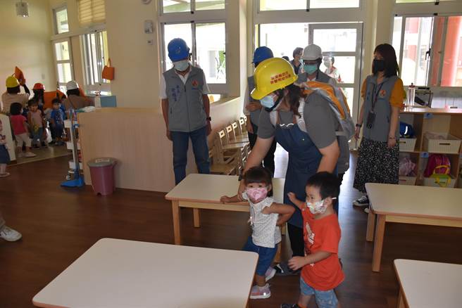苗栗县长徐耀昌21日赴头份后庄非营利幼儿园陪小朋友演练防灾应变疏散。（谢明俊摄）