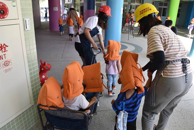 苗栗县长徐耀昌21日赴头份后庄非营利幼儿园陪小朋友演练防灾应变疏散。（谢明俊摄）