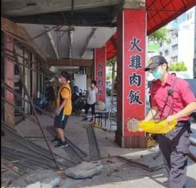 高雄市盐埕区五福四路的「庄脚囝仔」鸡肉饭，21日中午骑楼天花板突然掉落，当时无人在骑楼内，因此无造成人员伤亡。（高市盐埕分局提供／杨舒婷高雄传真）
