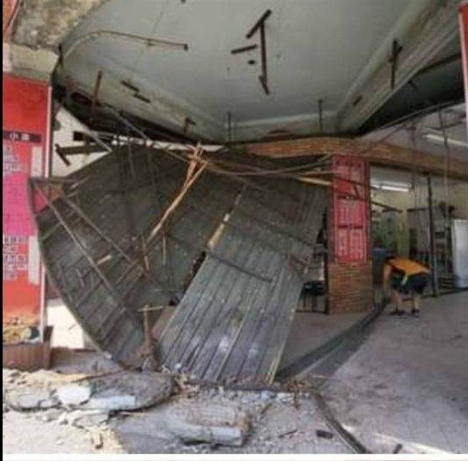 由于最近地震频传，不排除是地震造成天花板塌陷，详细原因还有待调查。（高市盐埕分局提供／杨舒婷高雄传真）