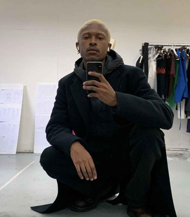 FERRAGAMO新任創意總監Maximilian Davis，將於24日舉行其上任後的首場大秀，備受時尚界期待。（摘自Maximilian Davis IG）