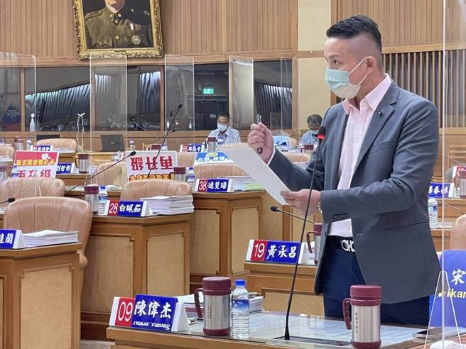 民进党新北市长参选人林佳龙提出「4年核定4万户都更」政策，新北市议员陈伟杰今总质询时批评林佳龙藉机炒作，但也要求市府提出都更作为。（陈伟杰提供）