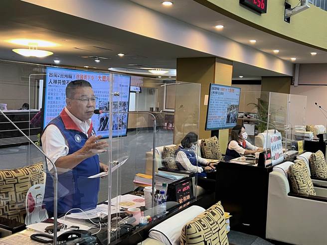 国民党台南市议员蔡育辉（左起）、蔡淑惠、李中岑联合质询时，建议远端科技执法，传送警车行车记录器及密录器资料到市府研考会智慧发展中心及交通局交通智慧中心。（洪荣志摄）