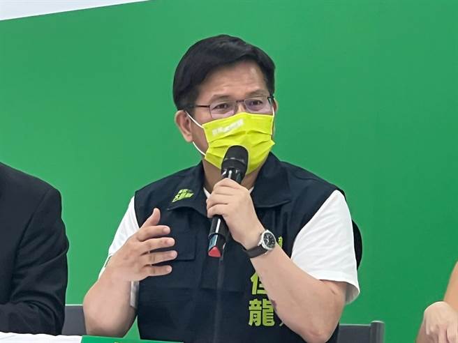 民进党新北市长候选人林佳龙今日就在脸书上喊出了4大政策，将加速翻新新北的危老住宅，以「专案指定、专家进场、增加预算、加速进度」 四大做法，以「一坪换一坪」的方式，期望在4年内核定4万户都更。（资料照／王扬杰摄）