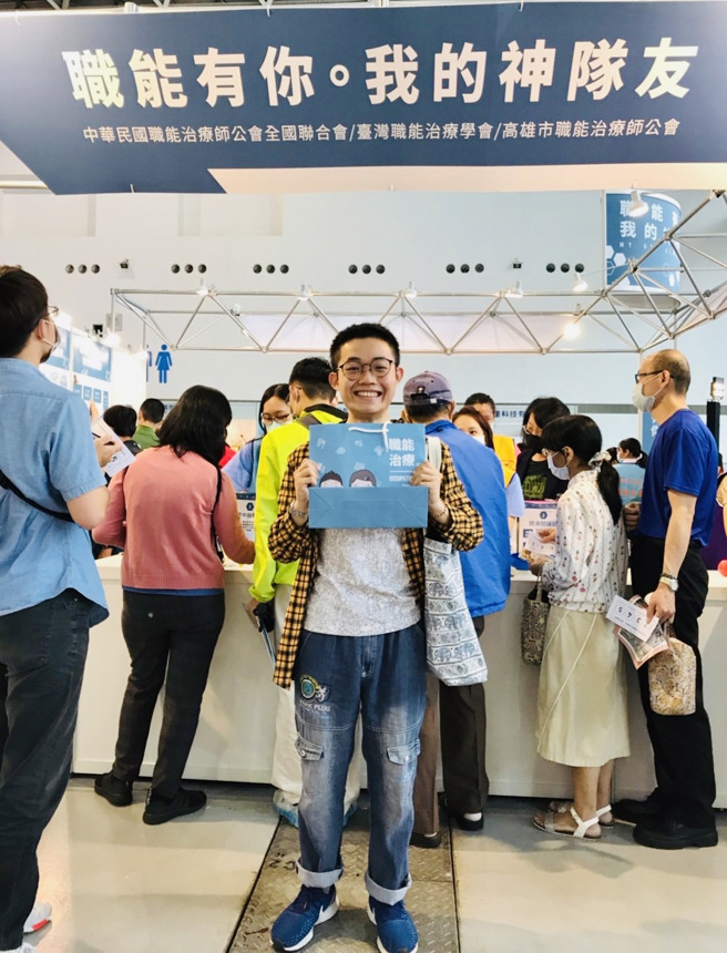 义守大学职治系应届毕业生林庭佑，参加「111年第二次专门职业及技术人员高等职能治疗师考试」，成绩获得全国第三名。(照片/义守大学提供)