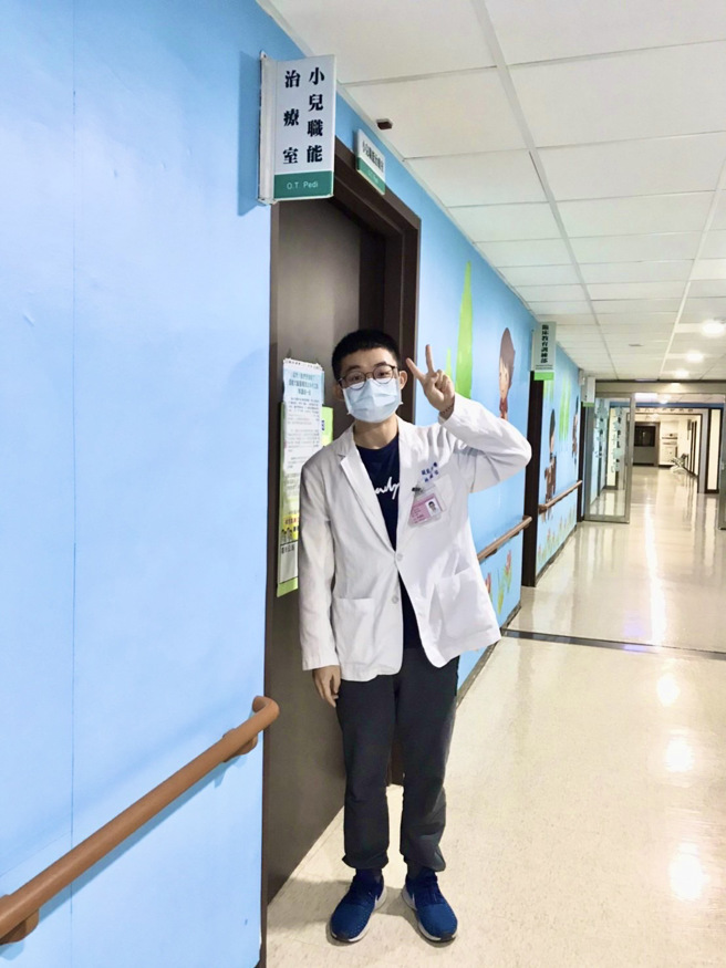 林庭佑在大一时就立定目标要通过国考成为一名职能治疗师，从大一就不断的充实自我、每学期班排名都第一名，四年加总获奖学金和免学杂、住宿费等近百万优惠奖励。(照片/义守大学提供)