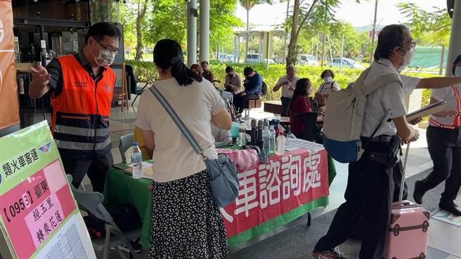 花东铁路强震受损，交通部推出类火车接驳旅客。（蔡旻妤摄）