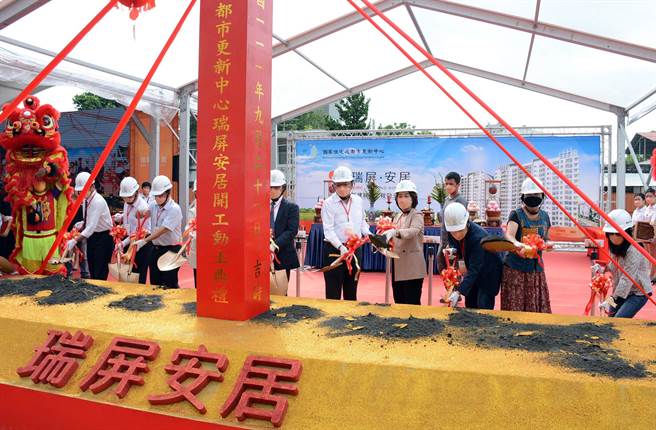 屏東首批社會住宅21日動土，眾人動鏟見證這歷史性一刻。（林和生攝）