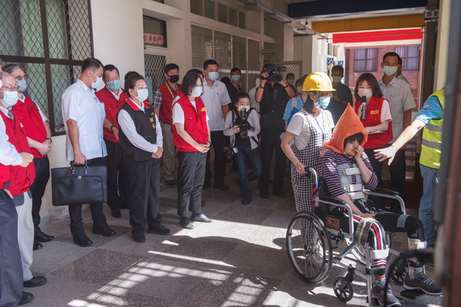 轮椅生自走式避难梯。(照片/教育部提供)