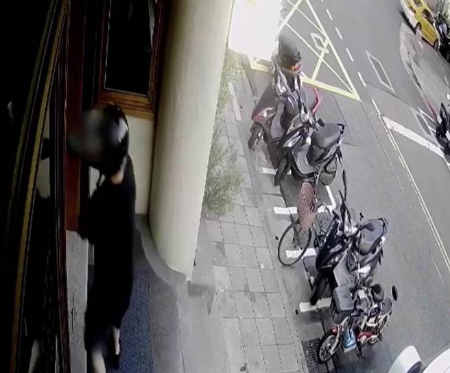 监视器拍下嫌犯撞门闯入的画面。（翻摄画面）