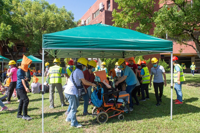 老师安置体弱学生至避难帐。(照片/教育部提供)