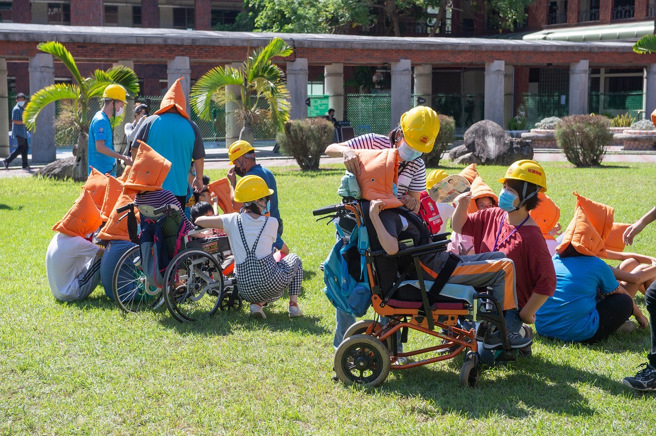 老师安抚情绪障碍学生。(照片/教育部提供)