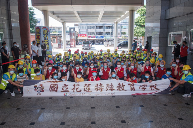 总统蔡英文与全体师生合影。(照片/教育部提供)