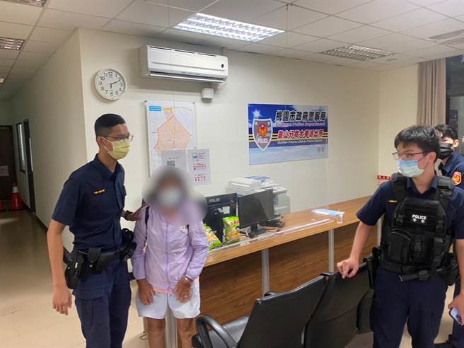 75岁阿婆搭错车，女大生帮报警、波丽士助返家。（翻摄照片／蔡依珍桃园传真）