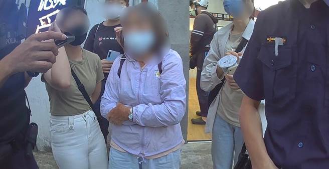 75岁阿婆搭错车，女大生帮报警、波丽士助返家。（翻摄照片／蔡依珍桃园传真）