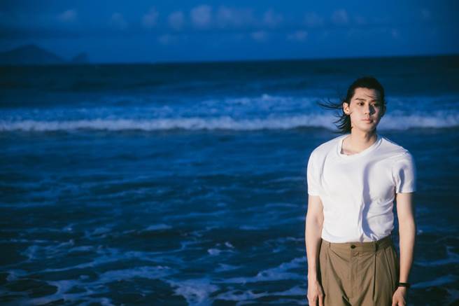 李玉璽今公開最新主打歌曲〈Summer Fades Away〉MV。（老鷹音樂提供）